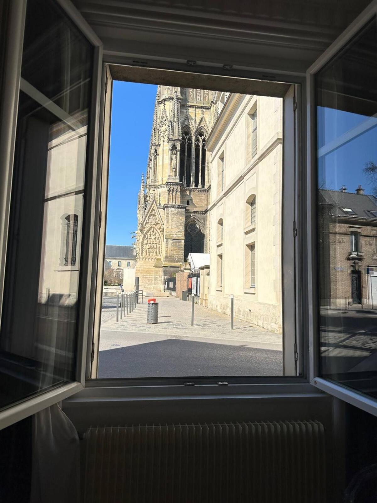 Le Petillant - Cathedrale Reims Exteriör bild